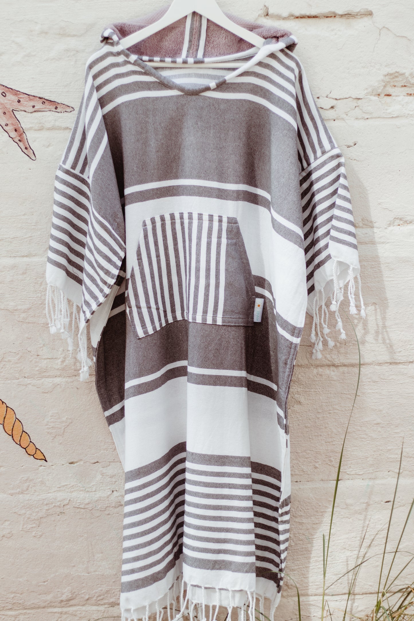COOL AND CLASSY IN GREY - Annie Son Bad, Strand, Reis, Surf Poncho, Robie Volwassenen