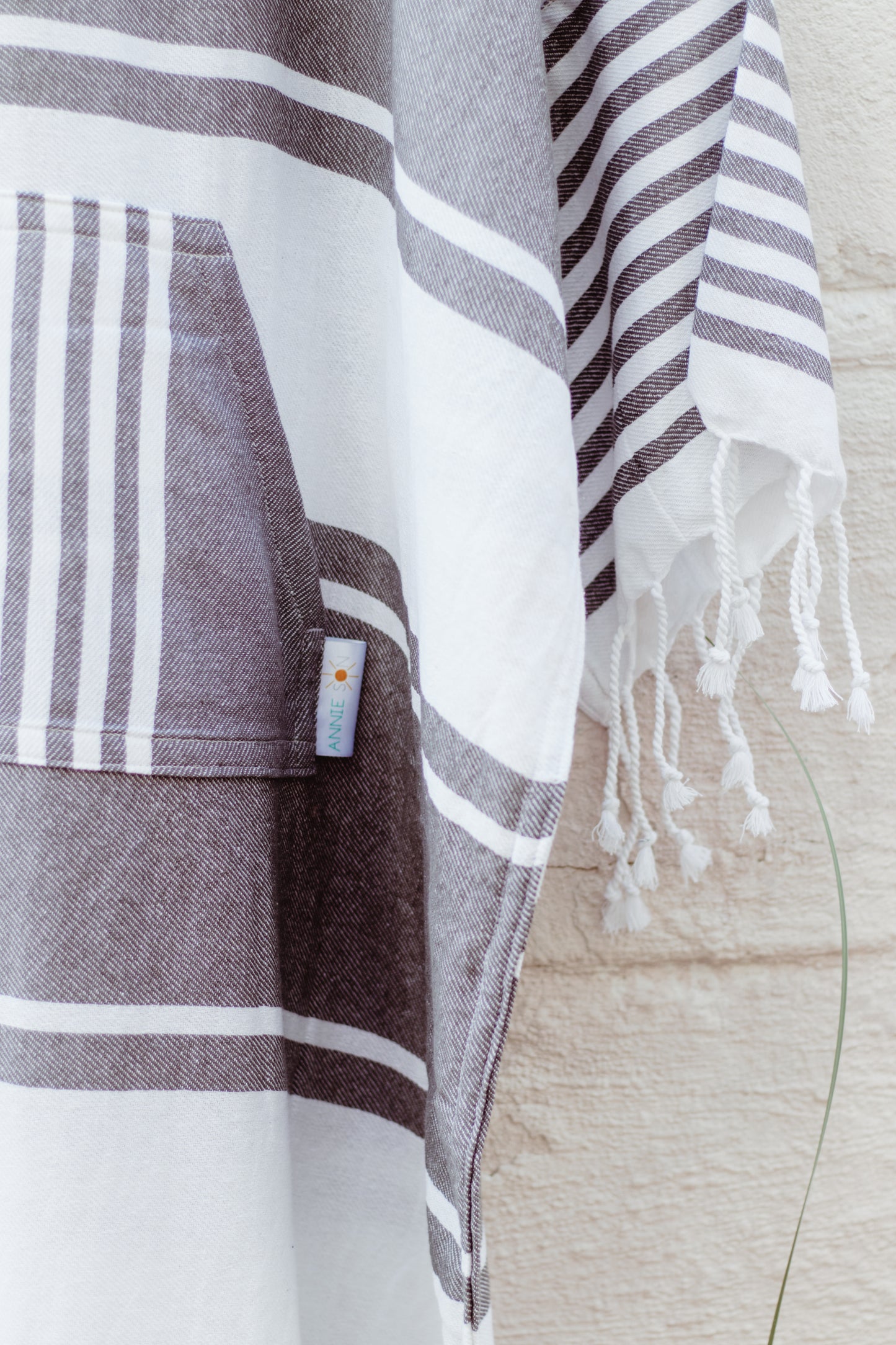 COOL AND CLASSY IN GREY - Annie Son Bad, Strand, Reis, Surf Poncho, Robie Volwassenen