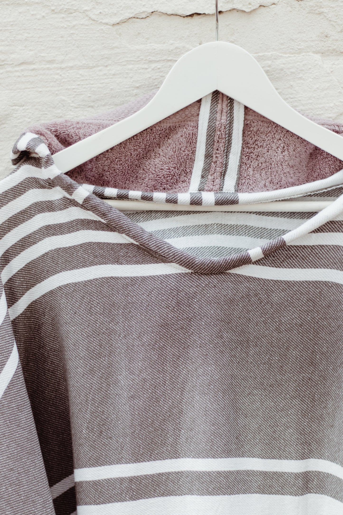 COOL AND CLASSY IN GREY - Annie Son Bad, Strand, Reis, Surf Poncho, Robie Volwassenen