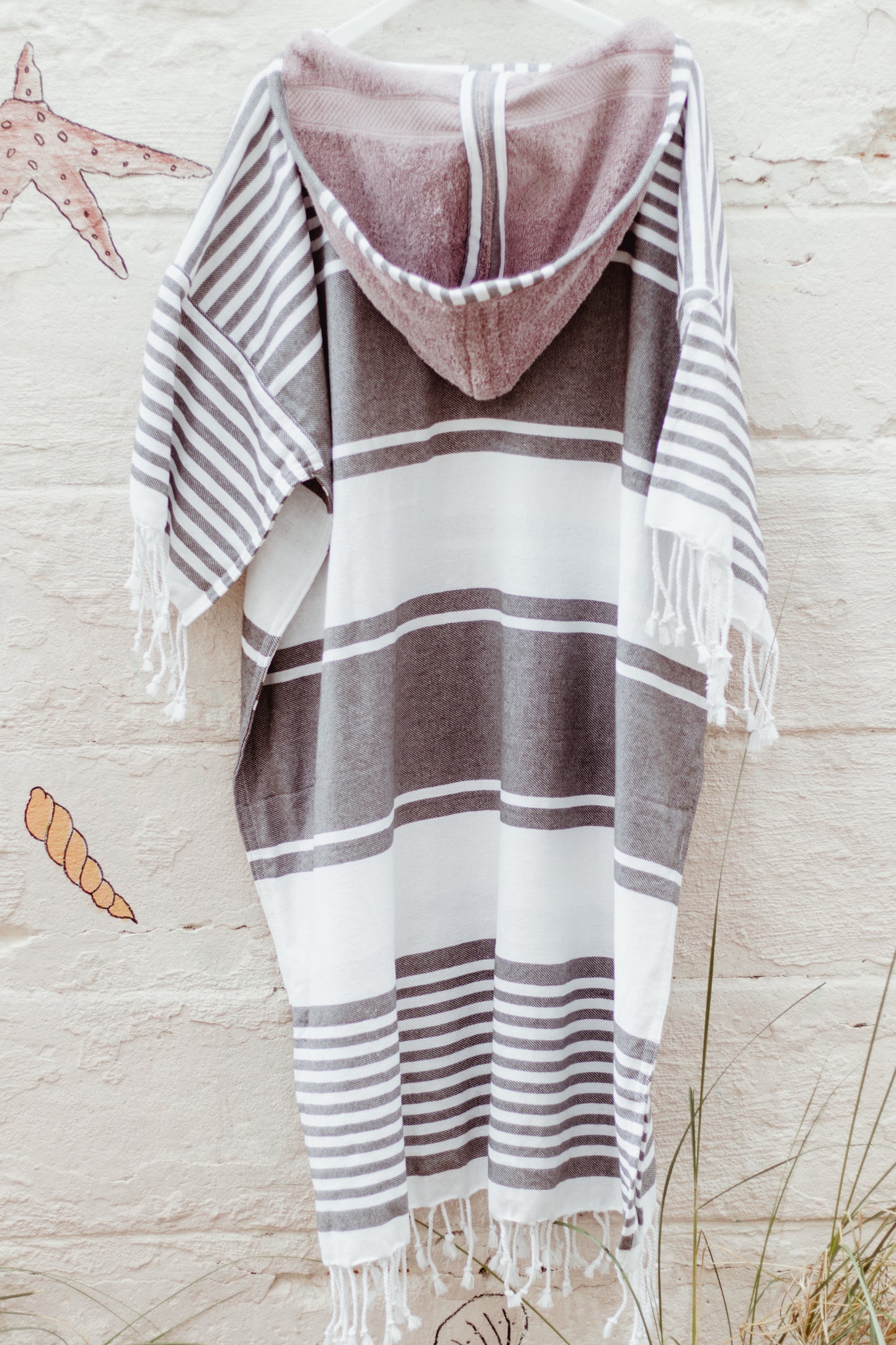 COOL AND CLASSY IN GREY - Annie Son Bad, Strand, Reis, Surf Poncho, Robie Volwassenen