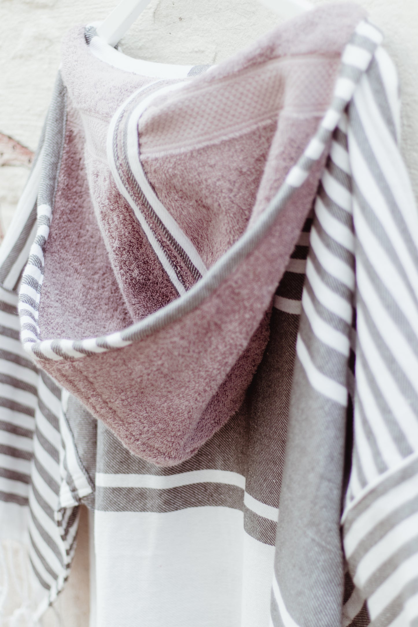 COOL AND CLASSY IN GREY - Annie Son Bad, Strand, Reis, Surf Poncho, Robie Volwassenen