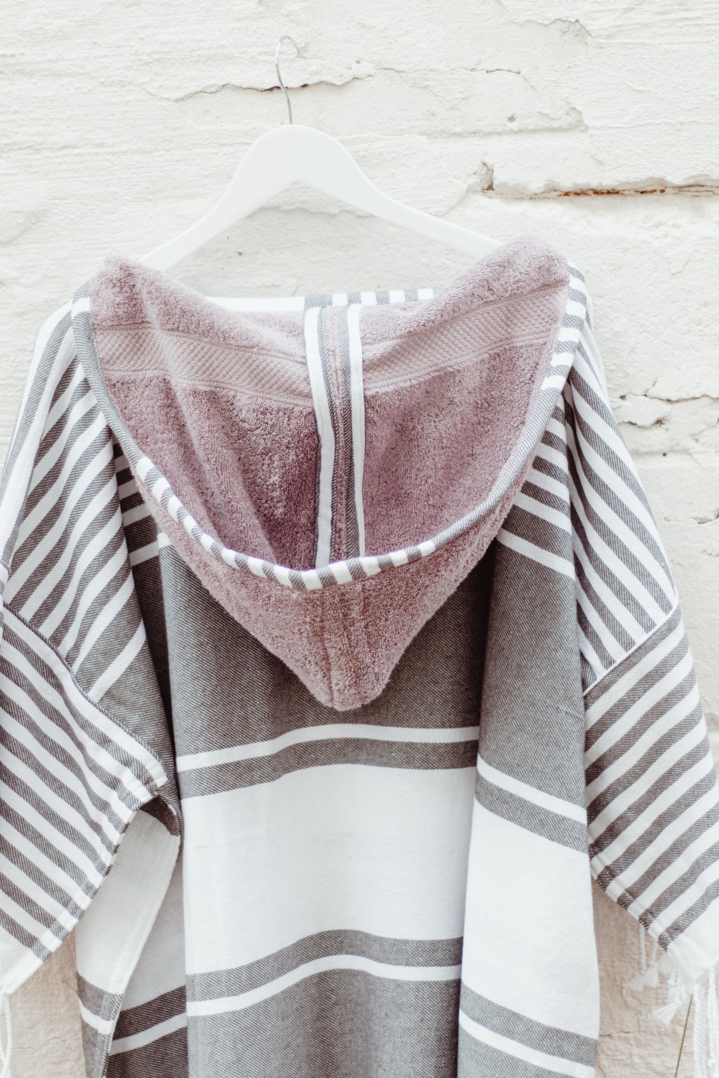 COOL AND CLASSY IN GREY - Annie Son Bad, Strand, Reis, Surf Poncho, Robie Volwassenen