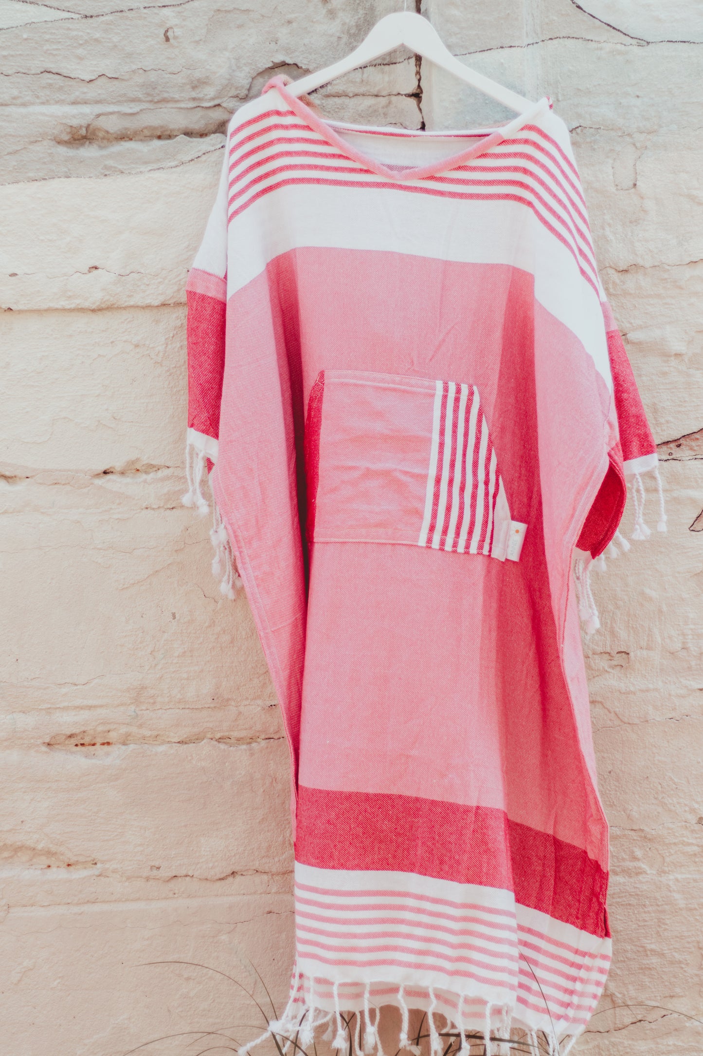 PRETTY IN PINK 2 - Annie Son Bad, Strand, Reis, Surf Poncho, Robie Volwassenen