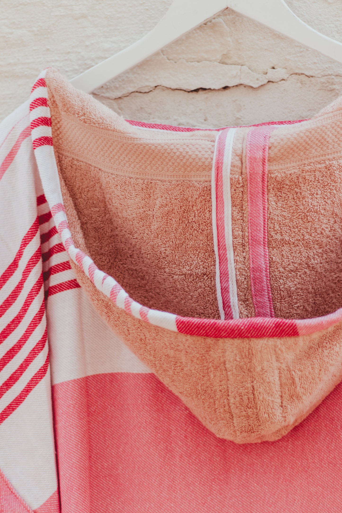 PRETTY IN PINK 2 - Annie Son Bad, Strand, Reis, Surf Poncho, Robie Volwassenen