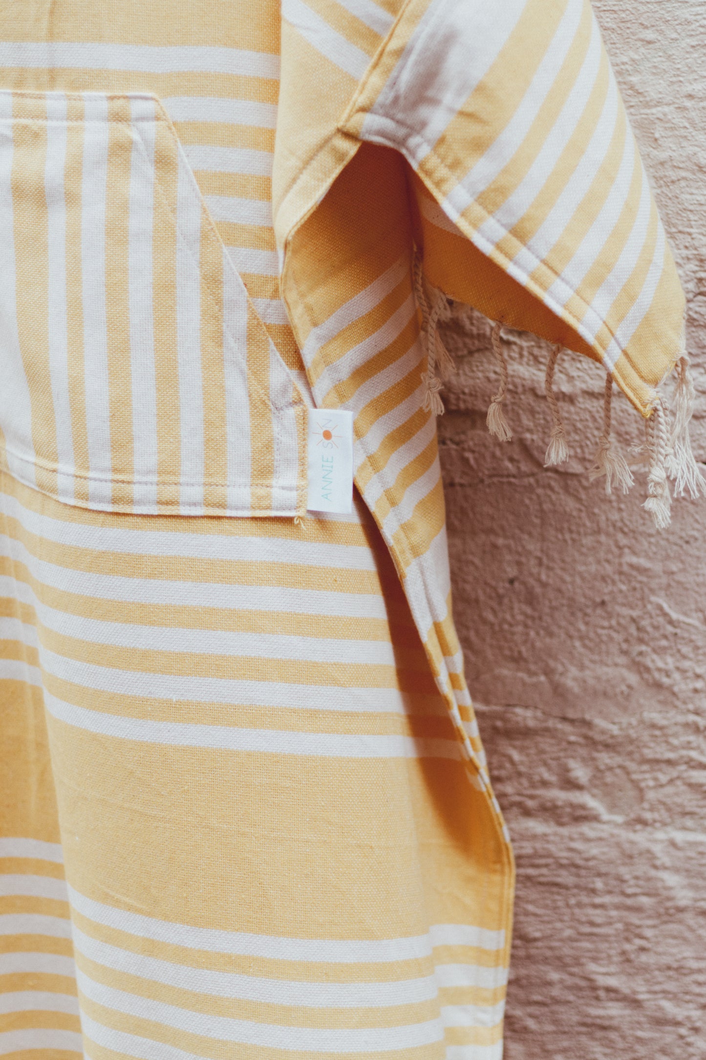 YUMMY IN YELLOW - Annie Son Bad, Strand, Reis, Surf Poncho, Robie Volwassenen