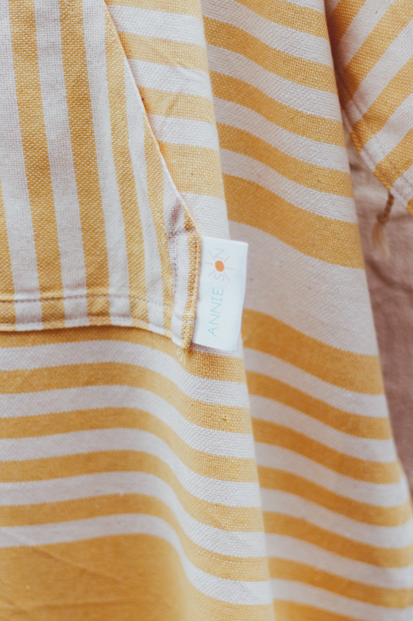 YUMMY IN YELLOW - Annie Son Bad, Strand, Reis, Surf Poncho, Robie Volwassenen