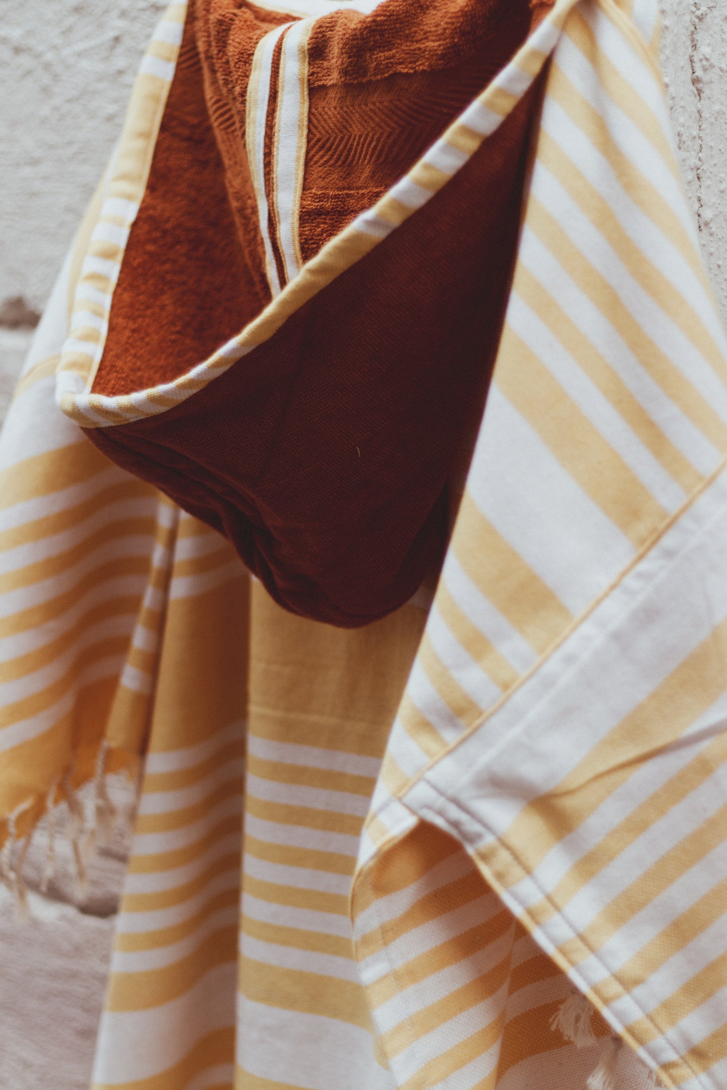 YUMMY IN YELLOW - Annie Son Bad, Strand, Reis, Surf Poncho, Robie Volwassenen