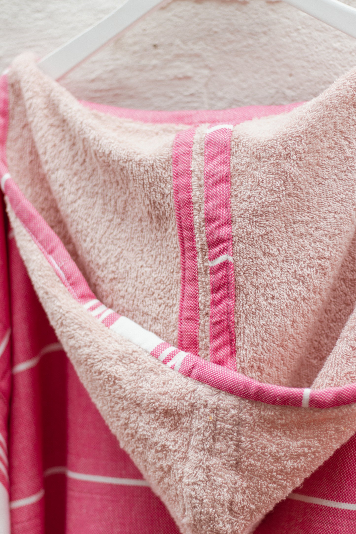 PRETTY IN PINK - Annie Son Bad, Strand, Reis, Surf Poncho, Robie Volwassenen