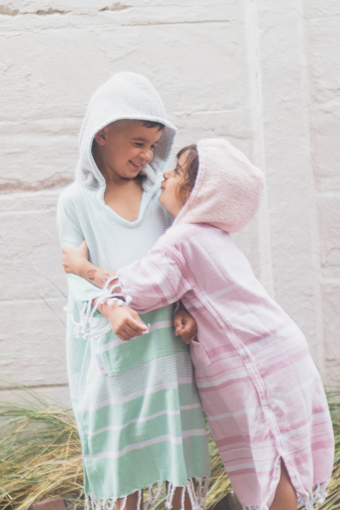 GRACEFUL IN GREEN KIDS - Annie Son Bad, Strand, Reis, Surf Poncho, Robie Volwassenen