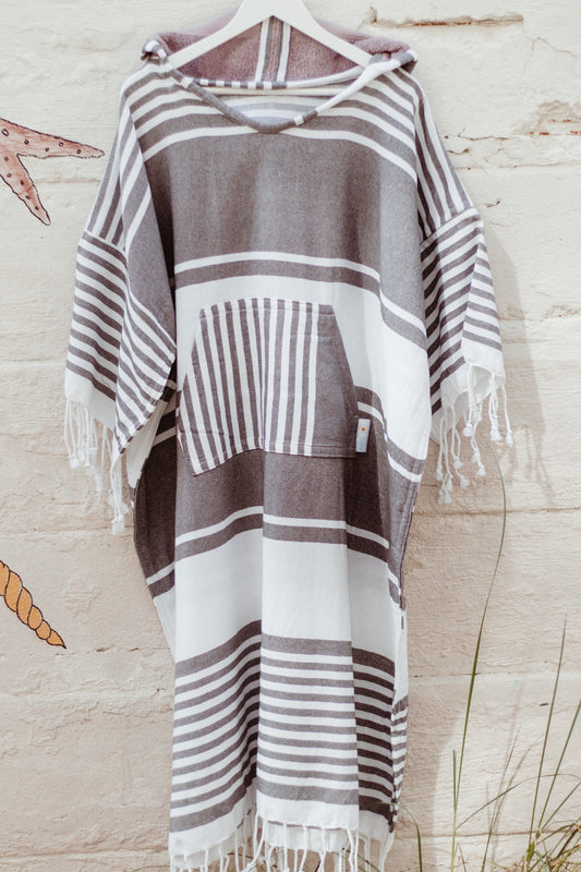 COOL AND CLASSY IN GREY - Annie Son Bad, Strand, Reis, Surf Poncho, Robie Volwassenen