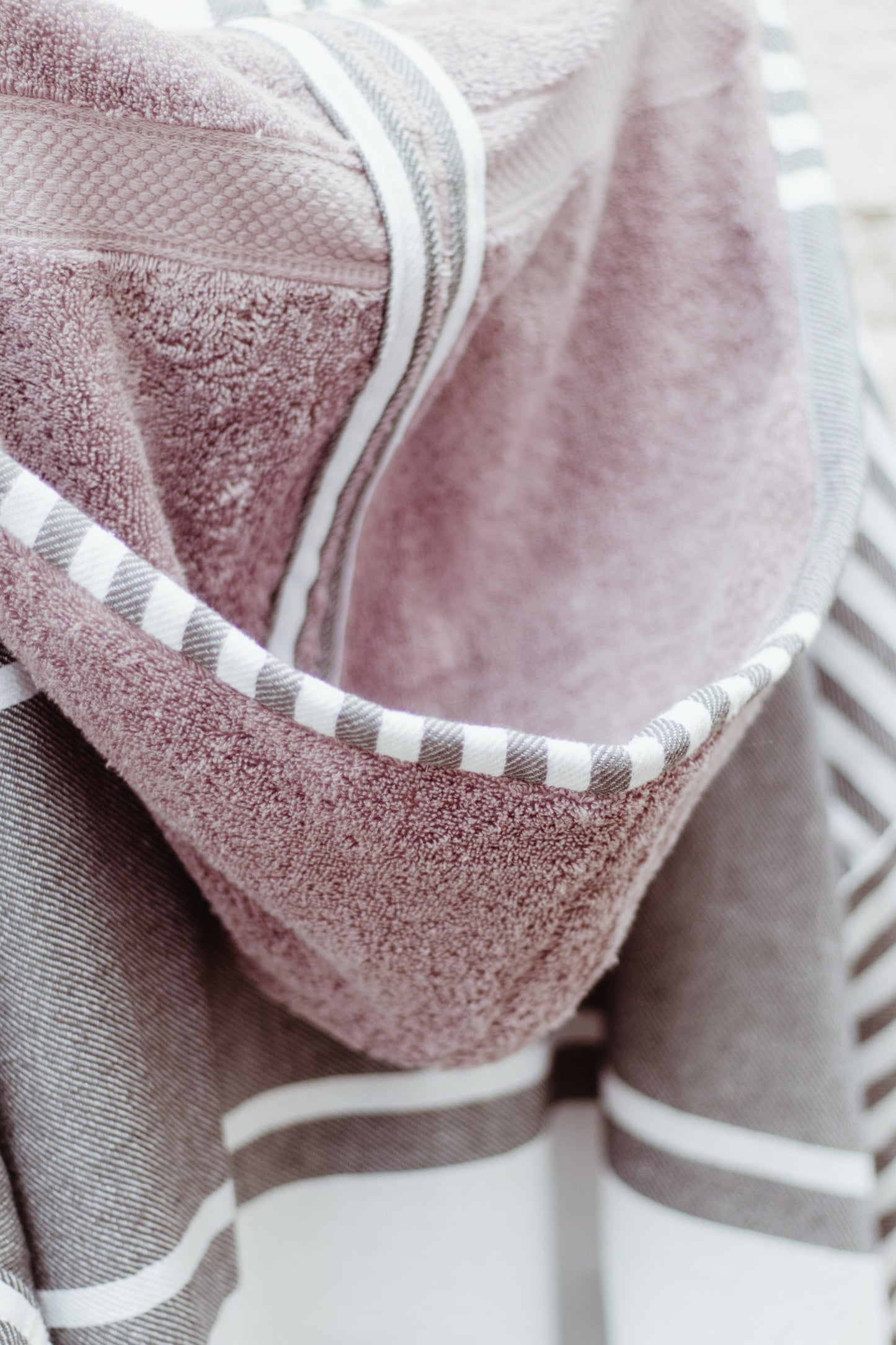 COOL AND CLASSY IN GREY - Annie Son Bad, Strand, Reis, Surf Poncho, Robie Volwassenen