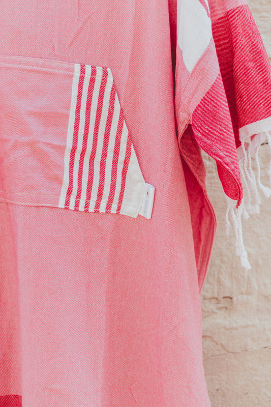 PRETTY IN PINK 2 - Annie Son Bad, Strand, Reis, Surf Poncho, Robie Volwassenen