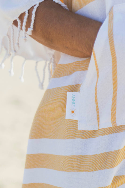 YUMMY IN YELLOW - Annie Son Bad, Strand, Reis, Surf Poncho Volwassenen